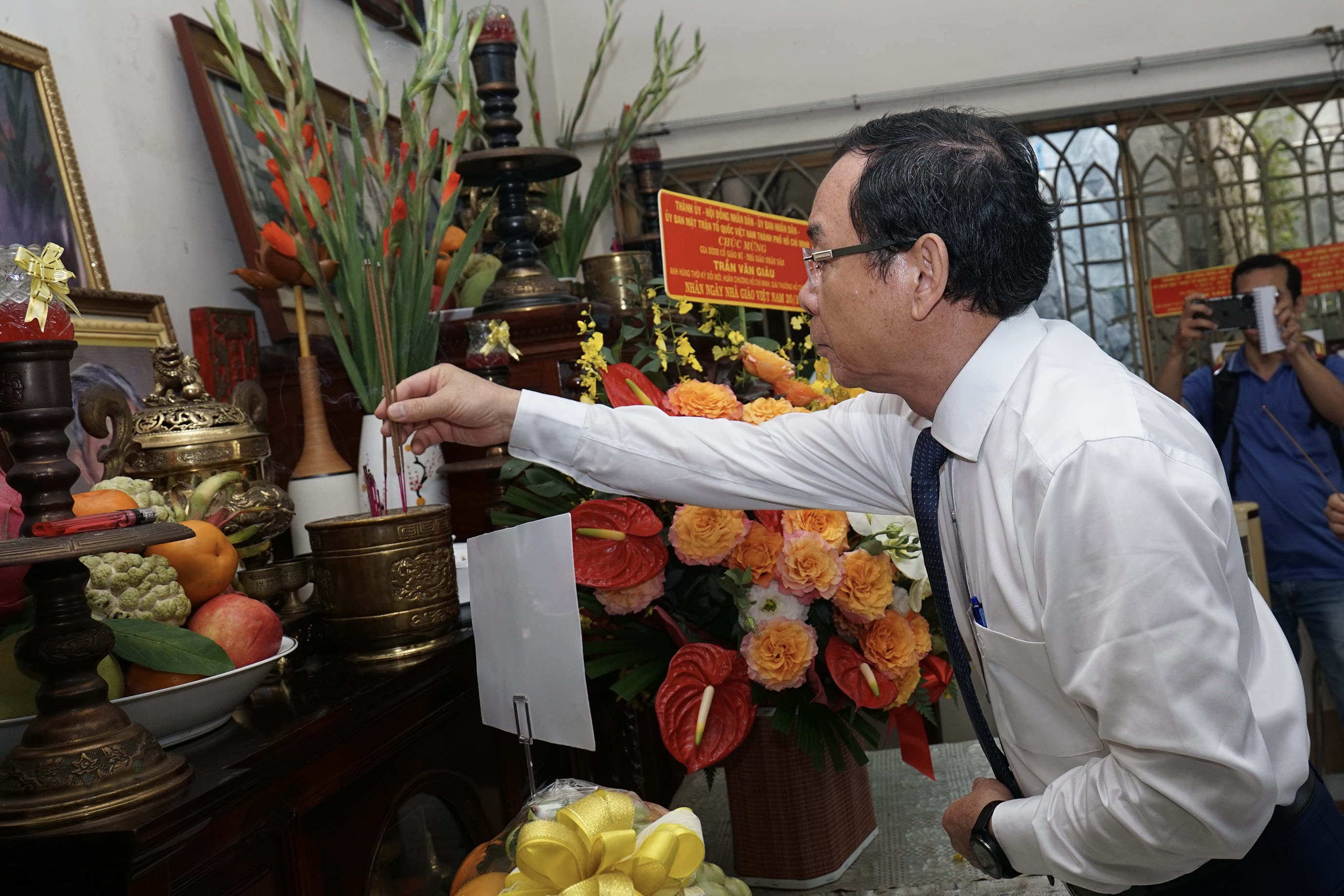 Đồng chí Nguyễn Văn Nên - Bí thư Thành ủy TP. Hồ Chí Minh  thành kính thắp nén hương tưởng nhớ cố Giáo sư Trần Văn Giàu (Ảnh: Hoàng Hùng).